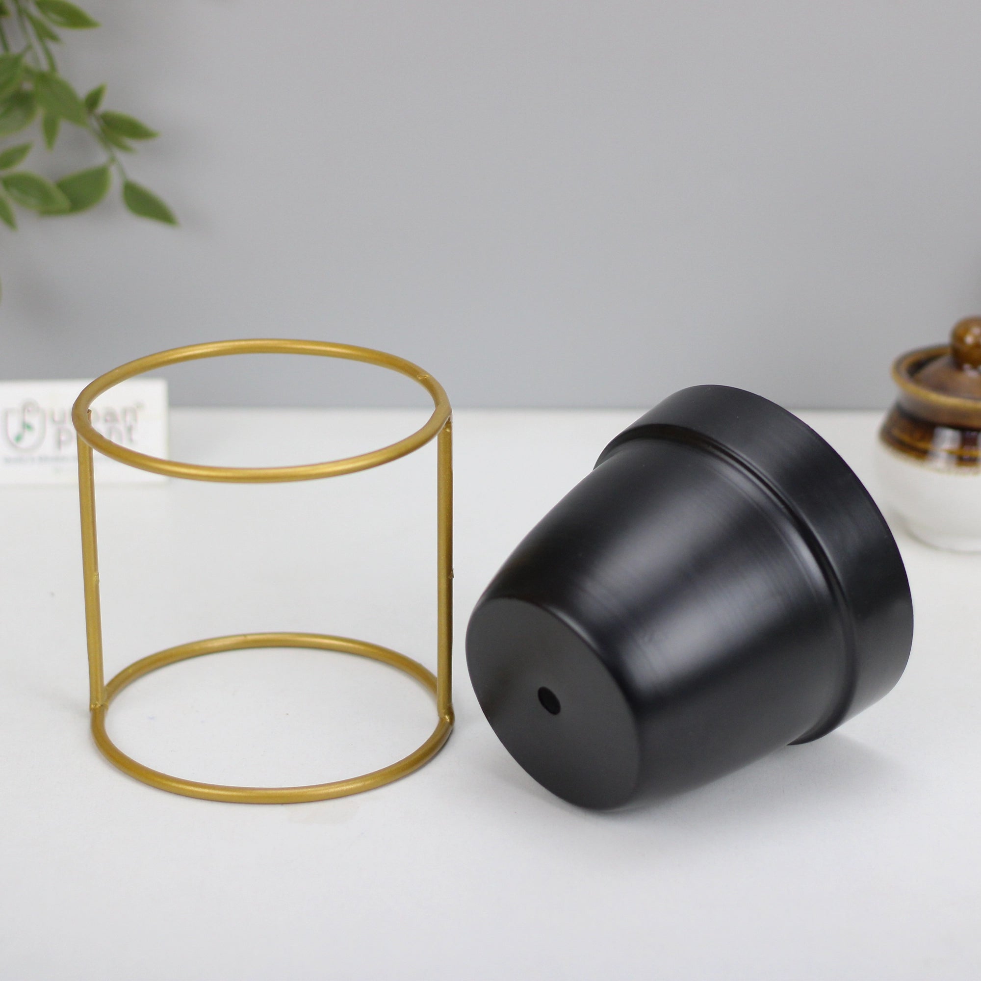 Classy Decorative Round Shape Black & White Metal Planter with Stand Metal Planter Urban Plant 